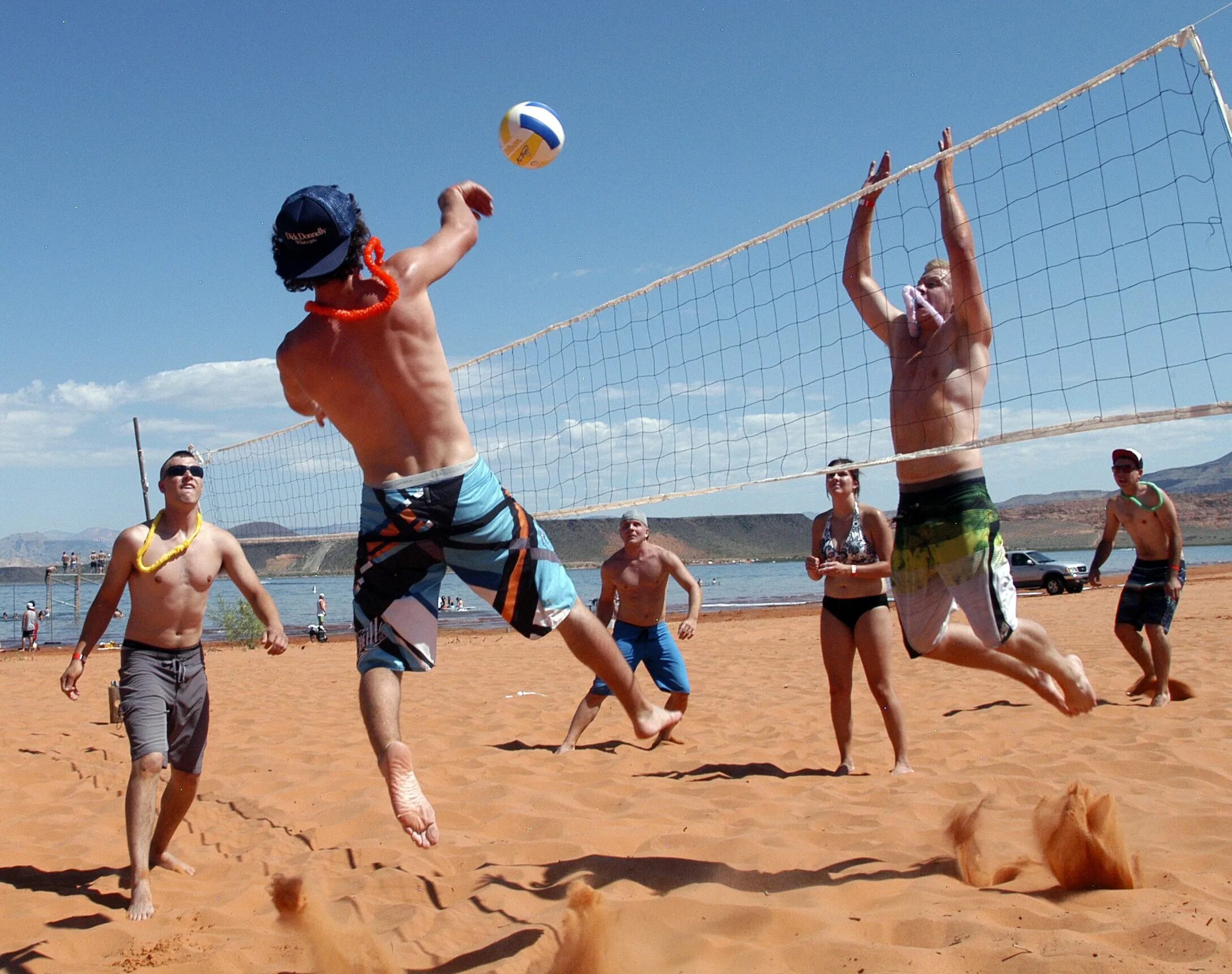 Пляжный волейбол. Волейбол на пляже. Люди играют в волейбол на пляже. Пляжный волейбол на пляже. Спортивные игры фотографии