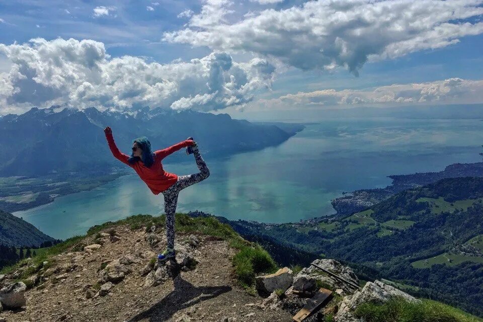 Unusual travel. человек рассказывает о своем путешествии. коньяк старейшина 5. новосибирск туризм. коньяк старейшина трэвел 0.