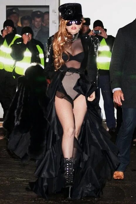 Сиськи Lady Gaga в толпе
