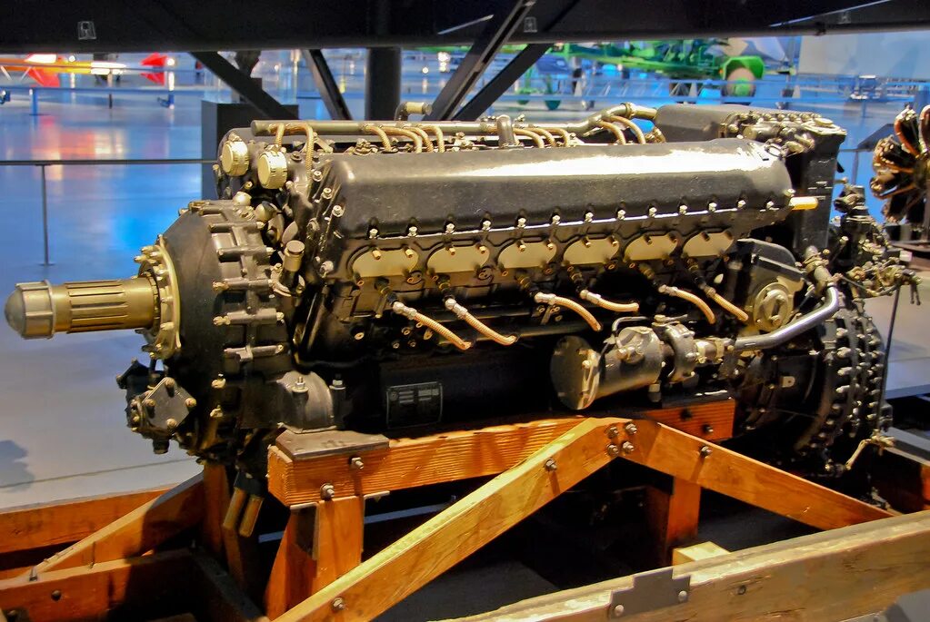 Ли 9 моторы. Двигатель шевроле малибу 2. Sauber c9 m119 engine. Roush yates. Мотор ls9.
