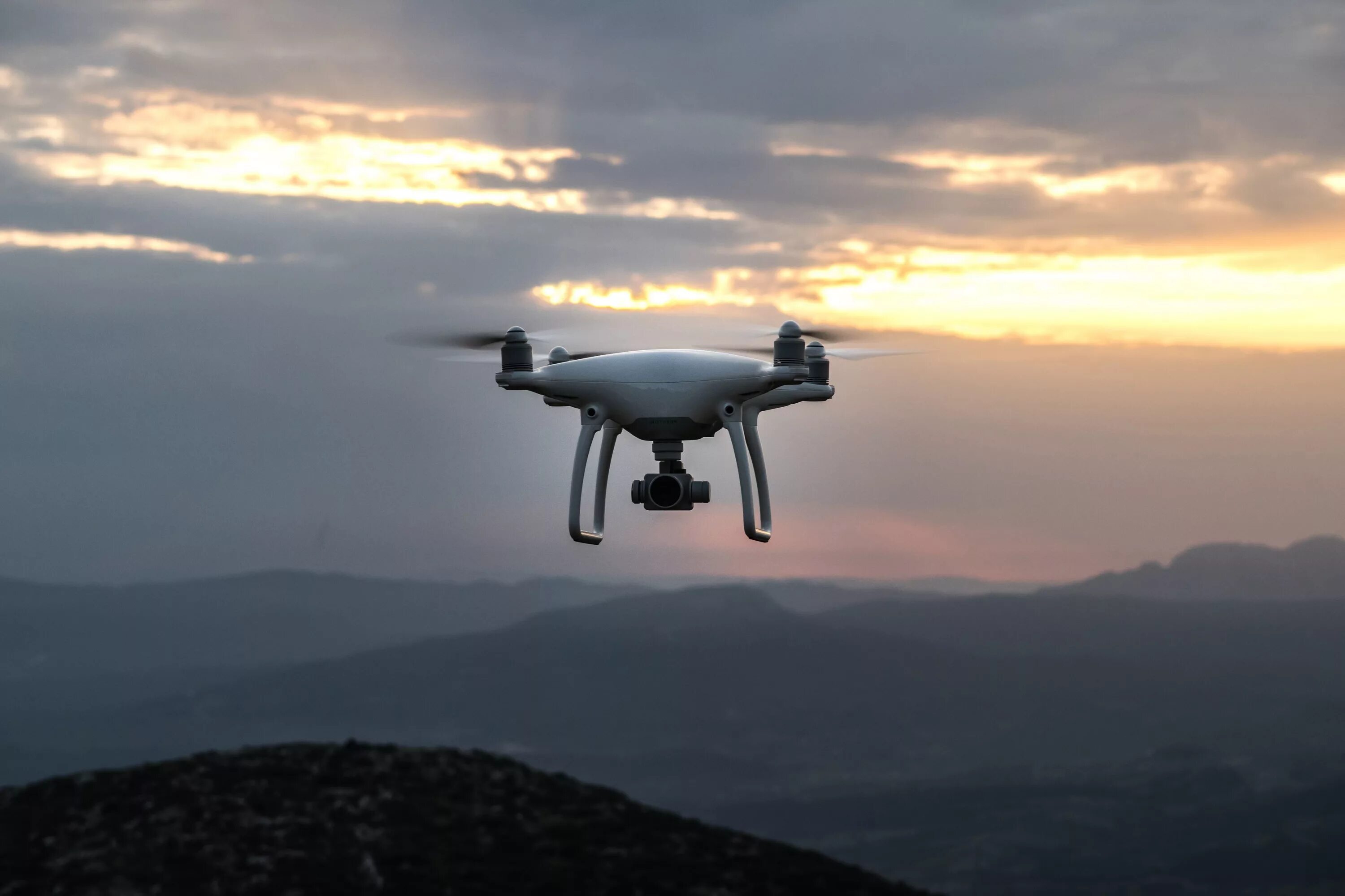 Дрон над морем. Dji phantom 4. квадрокоптер в воздухе. дрон беспилотник. беспилотники в воздухе.