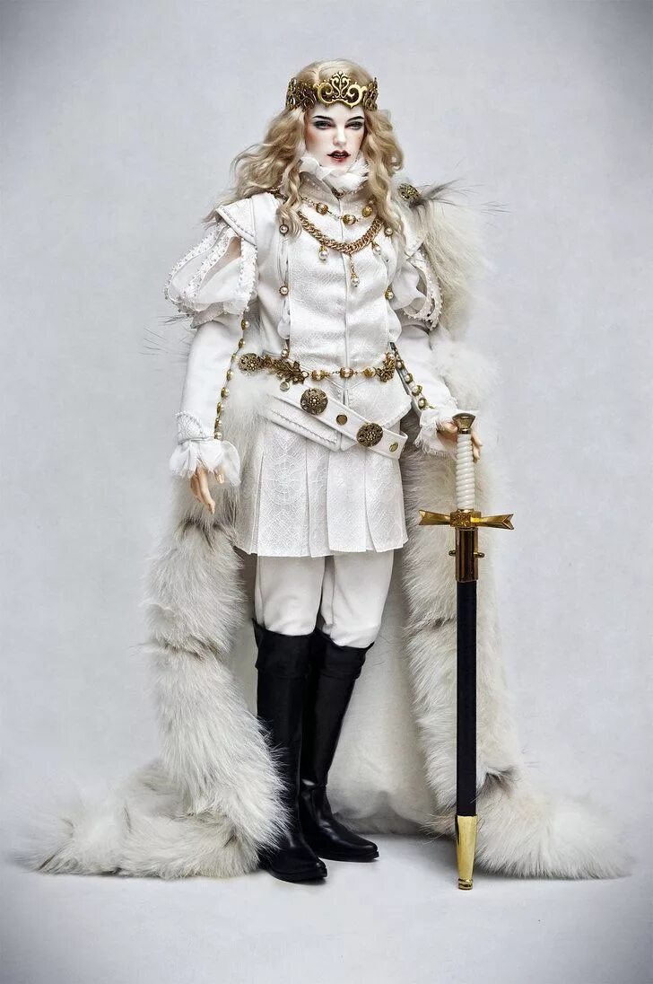 King dolls. Кукла царь. Белая одежда короля. Кукла барби король хрустальных пещер. Бумажные куклы легенда о короле артуре.