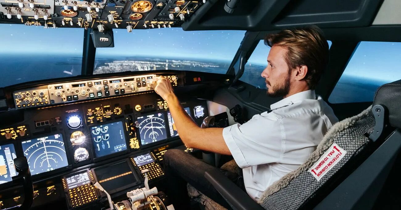 Бе-200 кабина пилотов. Летчик в кабине. Автопилот в авиации. Пилот автопилот. Полет на самолете в кабине пилота.