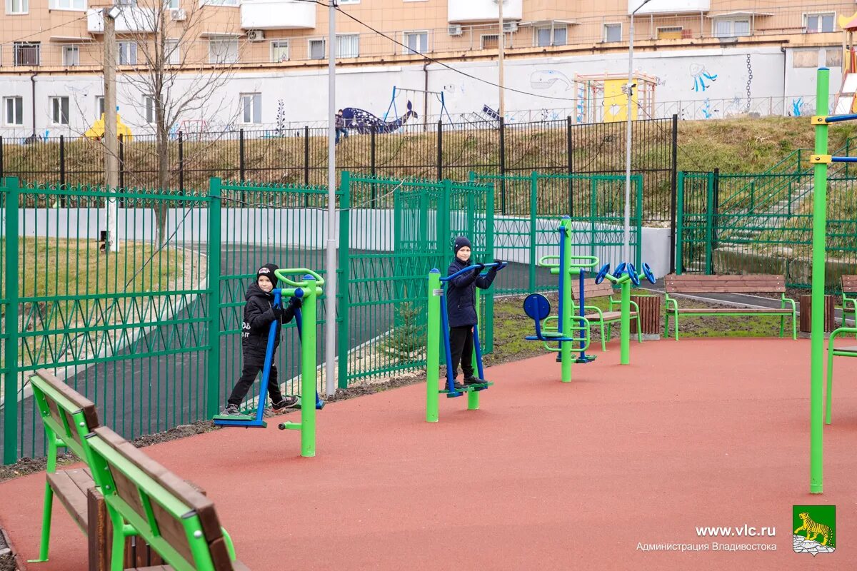 Школа 39 владивосток. Стадион 47 школы Владивосток. Стадион 39 школы Владивосток. 58 Школа Владивосток стадион. Школа 58 стадион.