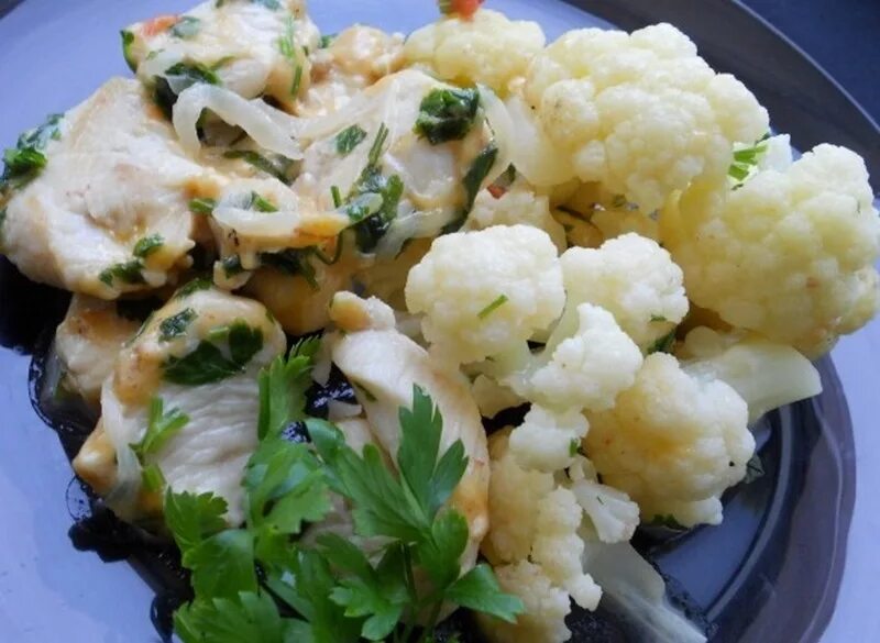 Капусту с филе. Куриное филе с цветной капустой. цветная капуста с курицей. цветная капуста тушеная. куриная грудка с цветной капустой.
