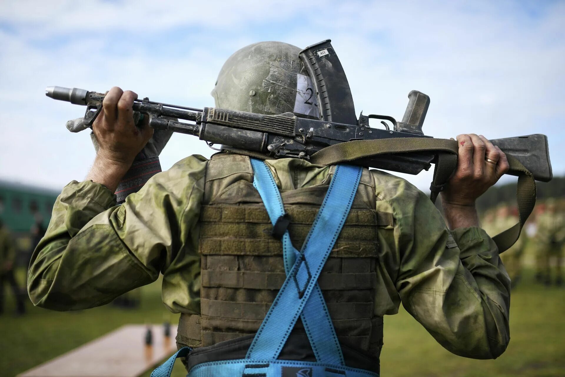 Военный с автоматом. Автомат боевой. Российский солдат с автоматом. Солдат с Калашниковым. Оружие сво россия