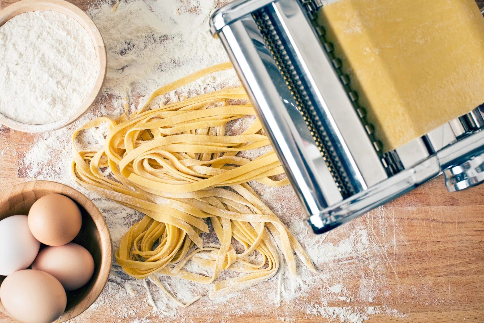 Тесто для лагмана. Скалка для лапши. Рисовые спагетти макфа. Паста с домашней лапшой. Тест спагетти.
