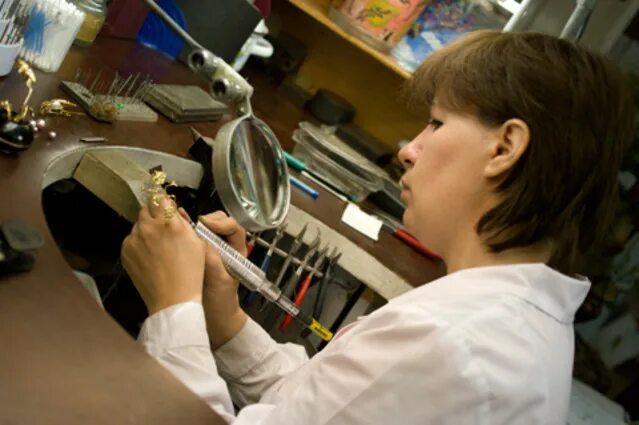 Полировщик ювелирных изделий. Ювелиров полировщиков. Ювелир полировщик. Станок для полировки стекла. Ювелиров полировщиков.