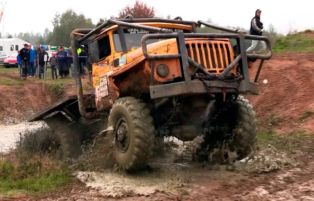 Вездеход амфибиус. Вездеход шерп в грязи. Камаз 53501 военный. Урал 4х4 внедорожник. Езда по бездорожью.