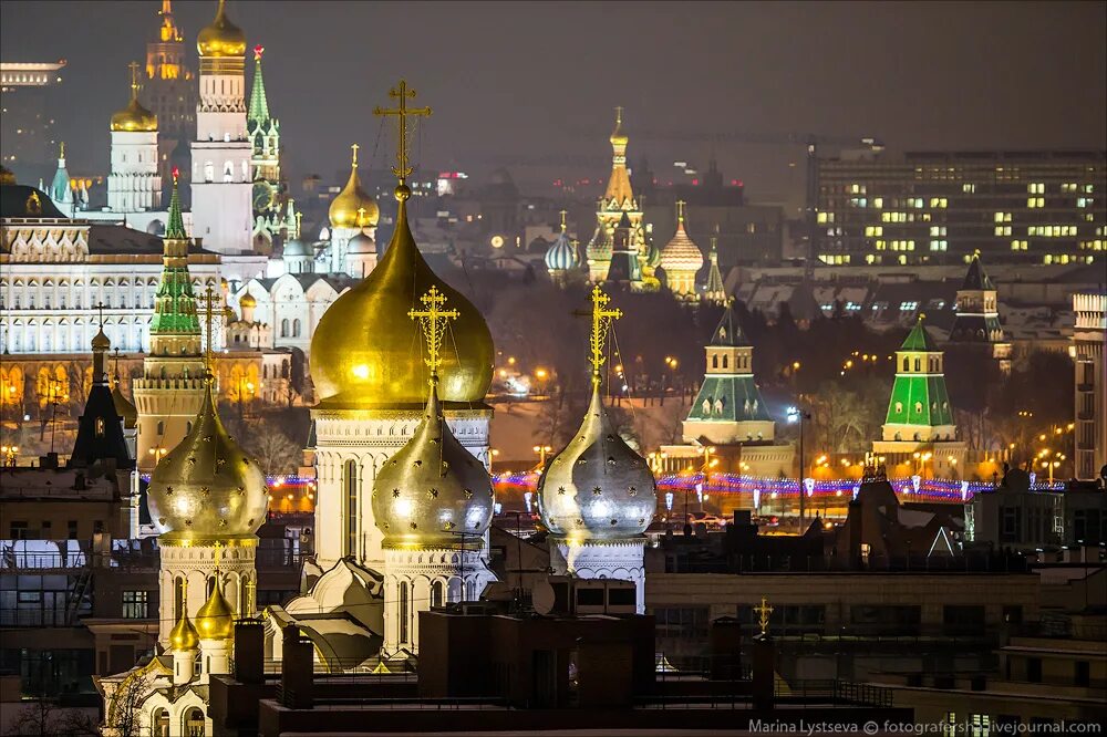 Москва фото простые. Просто Московский. Moskow или Moscow как правильно. Москва вверху вокруг света ночью.