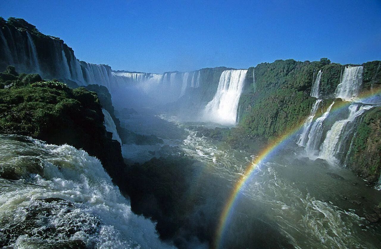 Большое озеро в латинской америке. Бразилия водопады Игуасу. Аргентинский водопад Игуасу. Водопад бойома.
