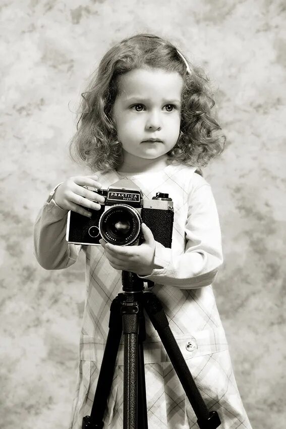 Молодой старую на камеру. Девочка с фотоаппаратом. Профессиональный фотограф. Знаменитый фотограф детей. Фотоаппарат для детей.