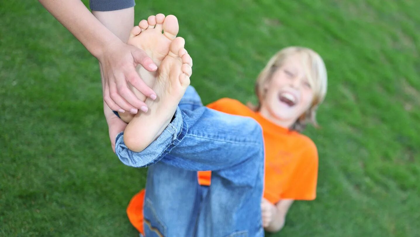 Foot feet boy tickle. Пятки мальчиков. Щекотка ног детей. Ноги мальчика. Мальчик с босыми ногами.