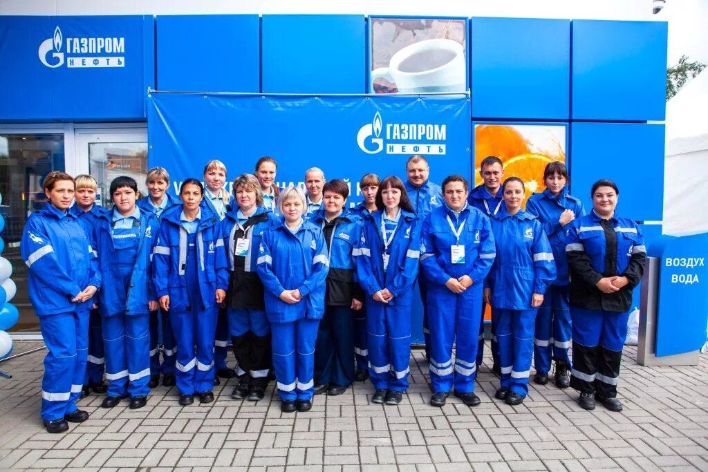АЗС Газпромнефть с работниками. Работник Газпрома. АЗС Газпромнефть сотрудники.