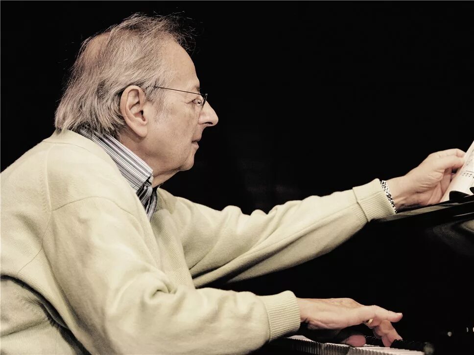 Где будущий композитор получил образование. Сочинять музыку. Как стать композитором музыки. Вольфганг амадей моцарт. Музыкант сочиняет.