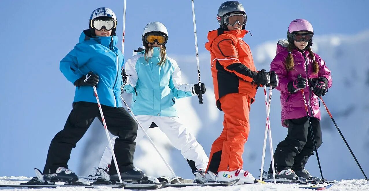 Одежда для горнолыжного спорта. Подростки на лыжах. Дети на лыжах. Дети горнолыжники. Семья лыжников