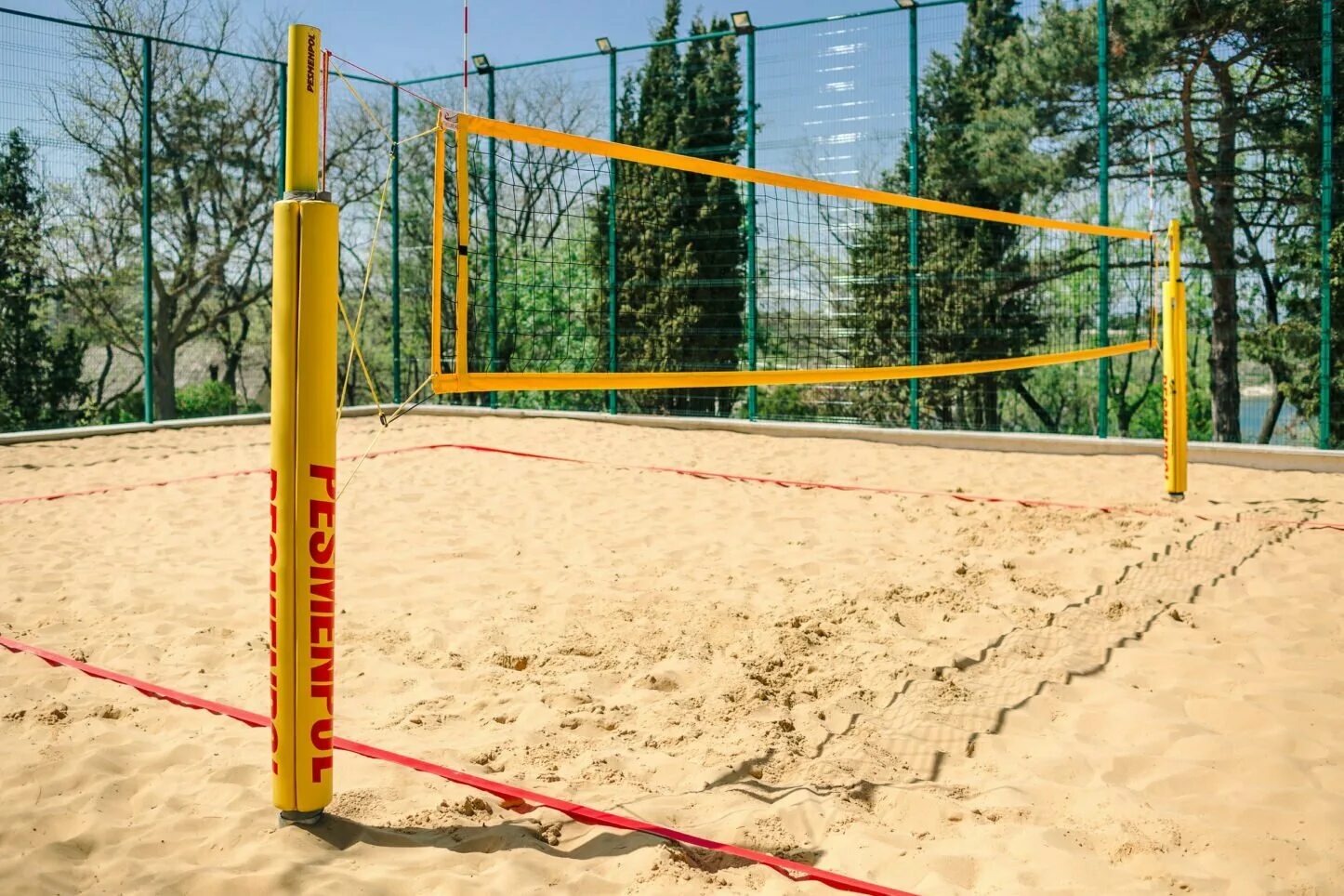 Поле для пляжного волейбола. Сетка волейбольная. Поле для пляжного волейбола. Пляжный волейбол. Пляжная волейбольная площадка.