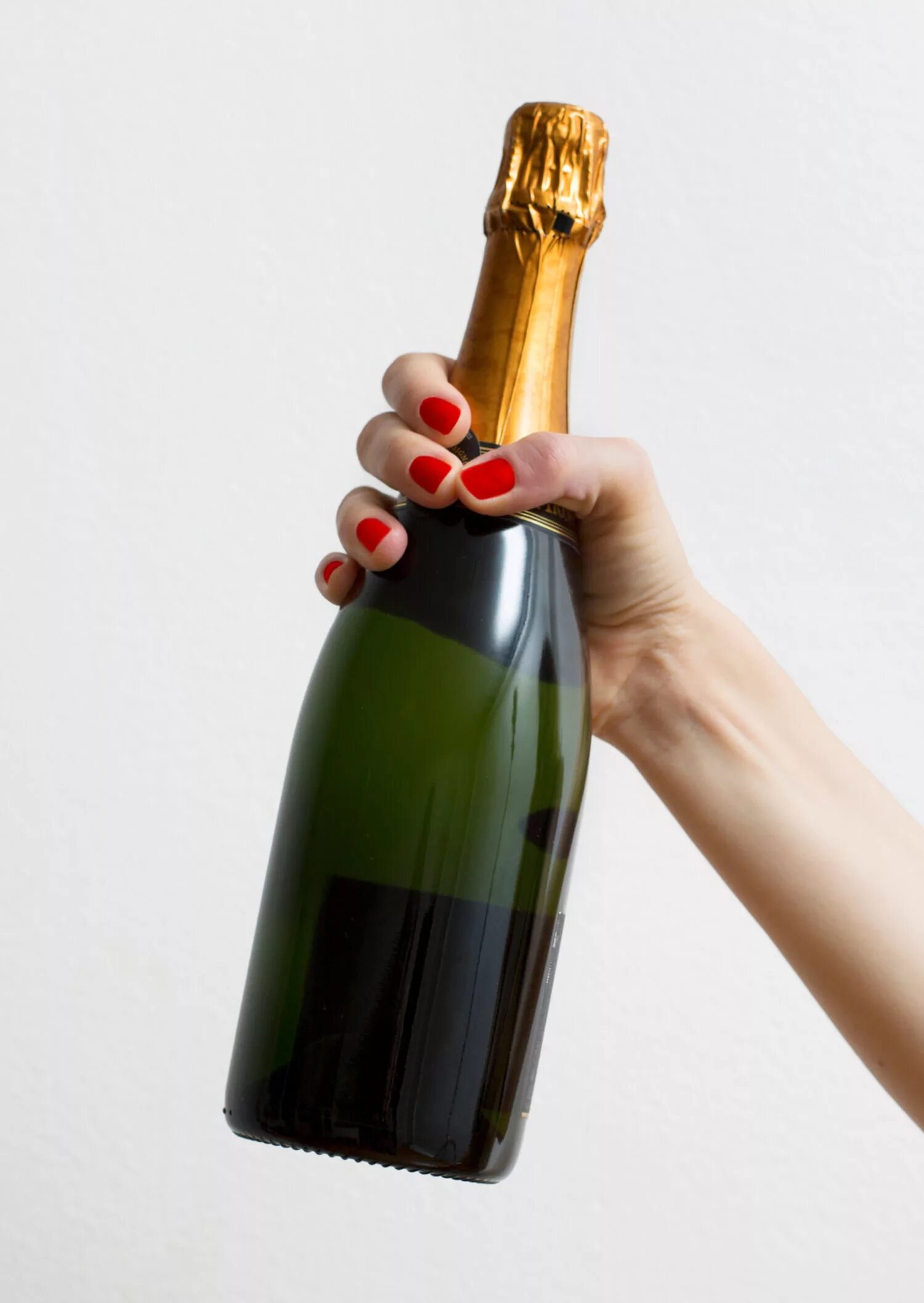 игристое вино просекко асти. шампанское на столе. девушки пьют шампанское. шампанское в бокале. открытая бутылка шампанского.