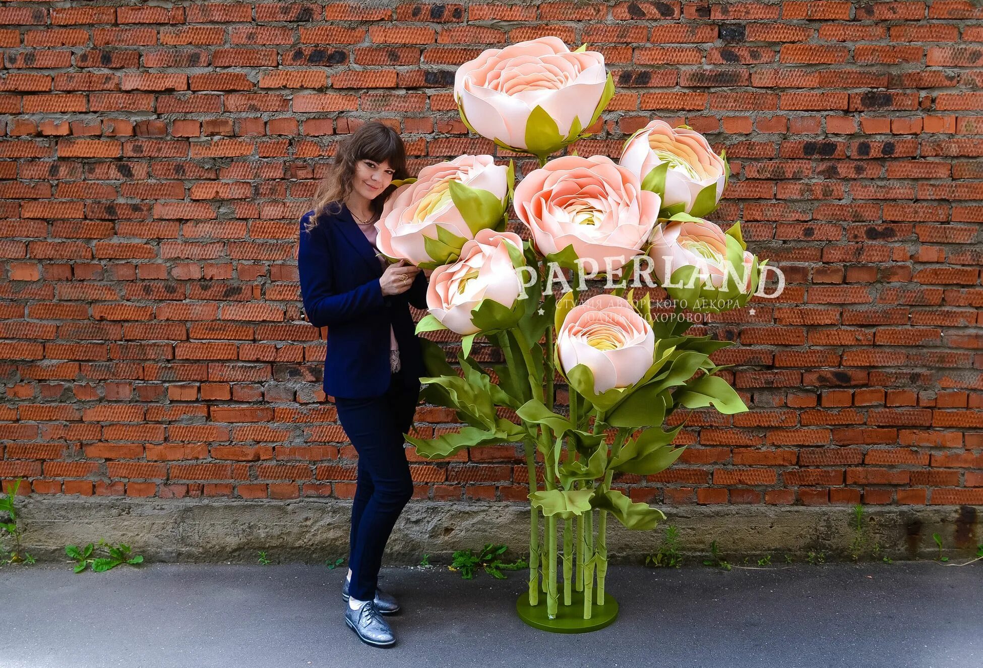 Ростовые цветы. Букет цветов ростовых. Фотозона из бумажных цветов. Объемные цветы на подставке. Ростовые цветы розы.