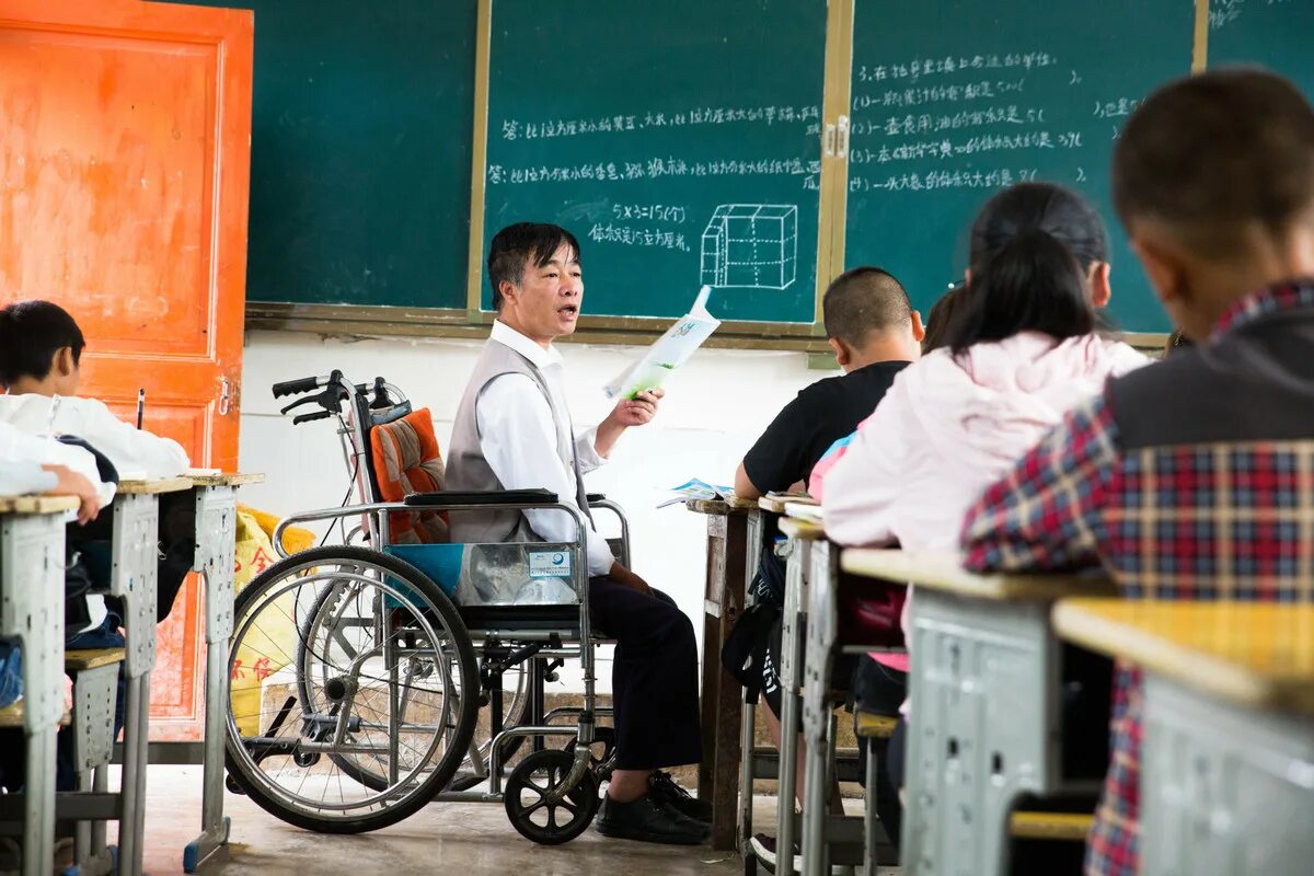 Дети инвалиды. Учитель инвалид. Педагог с инвалидом. Школы для инвалидов в Китае. Питание инвалидов в школе