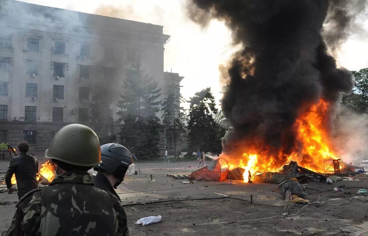 События в одессе 2. Одесса сожжение людей в доме профсоюзов. украина дом профсоюзов 2 мая 2014. дом профсоюзов в одессе 2 мая 2014. одесса 2014 дом профсоюзов.