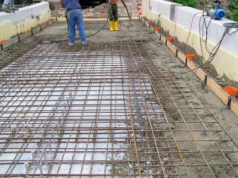 Заливка бетона с армированием цена за куб. Армированный бетон. Арматура в бетоне. Арматура для заливки бетона. Армирование бетонной площадки.