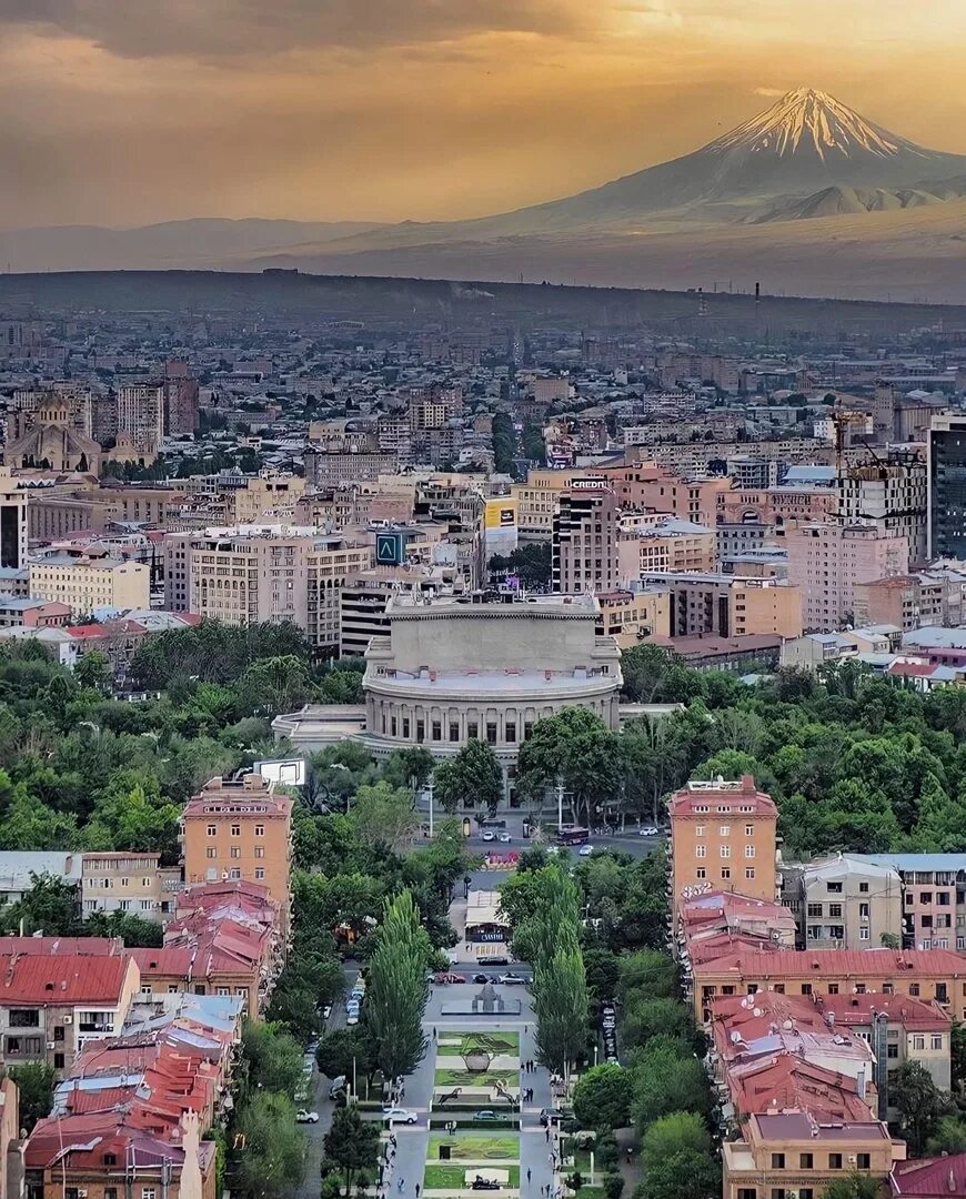 Организации еревана еревана. Столица Армении Ереван. Ереван гора Арарат. Каскад Ереван Арарат. Армения столица Ереван фото.