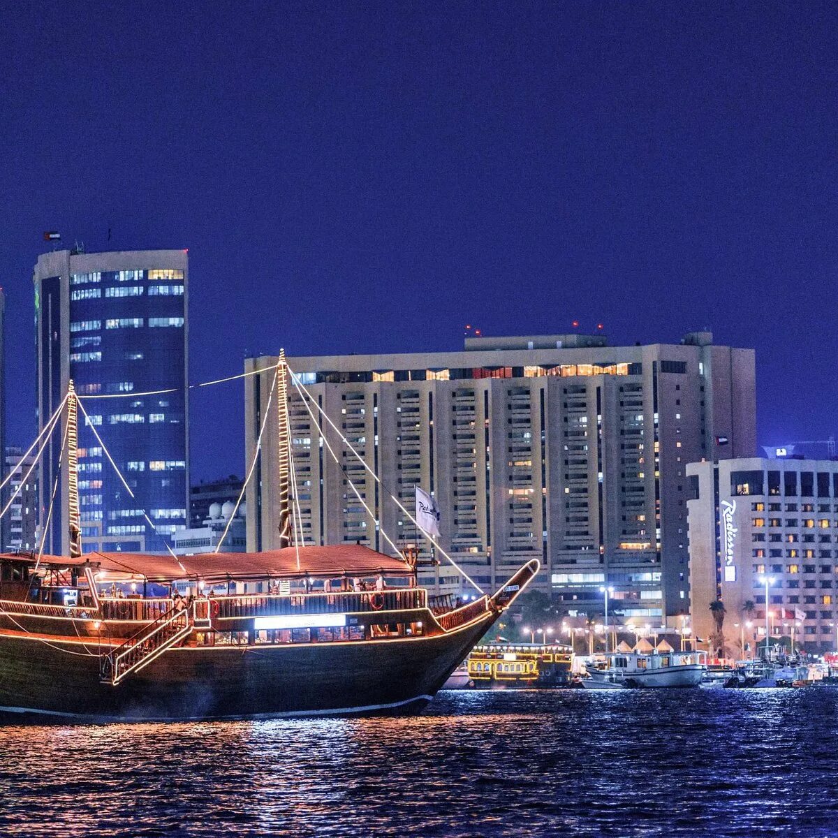 Дубай Dhow Cruise. Dhow Cruise dinner. Dubai круиз.