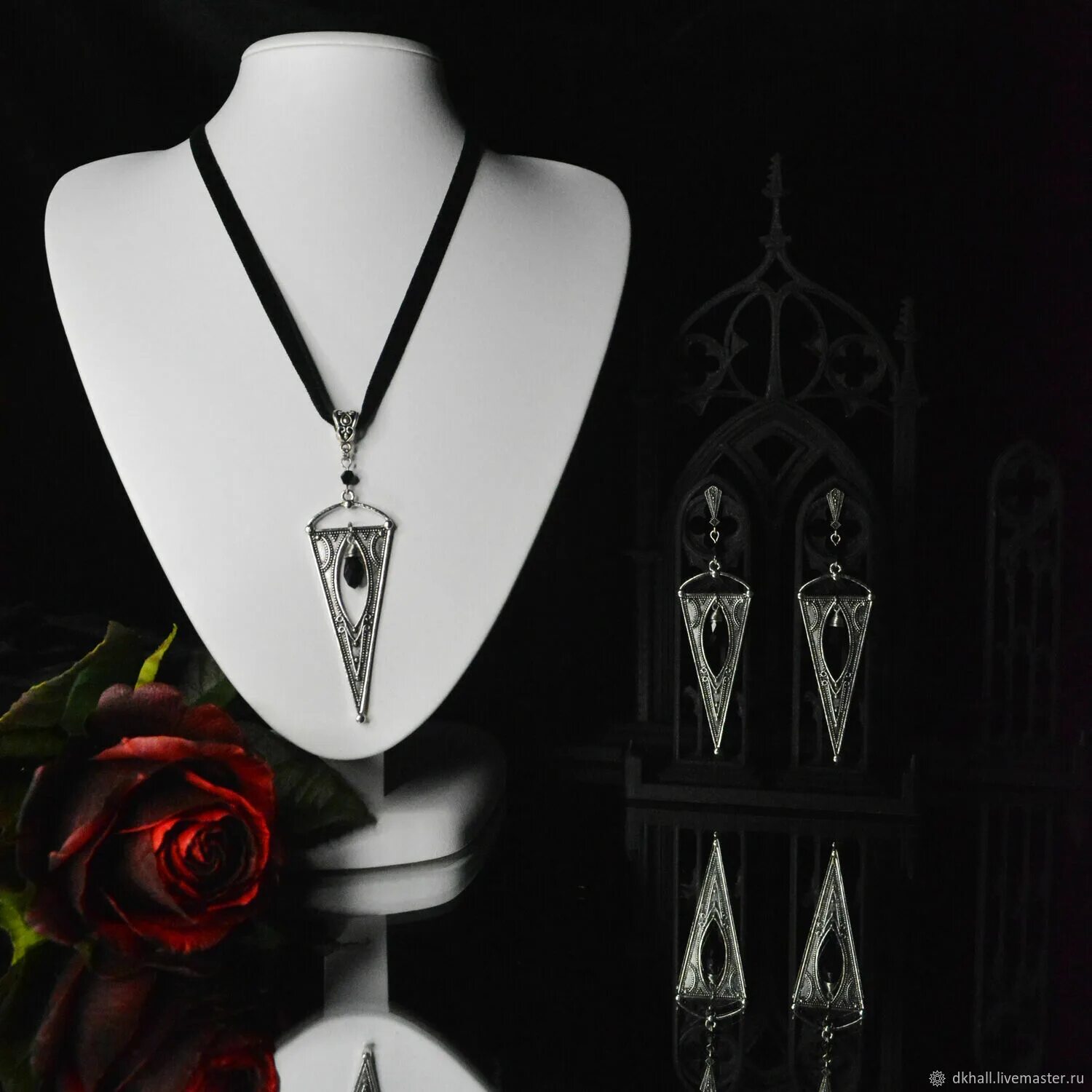 Серьги пауки чёрные. Ювелирные украшения эстетика. Комплект кольца и серьги красный камень. Эстетика goth. Готические украшения.