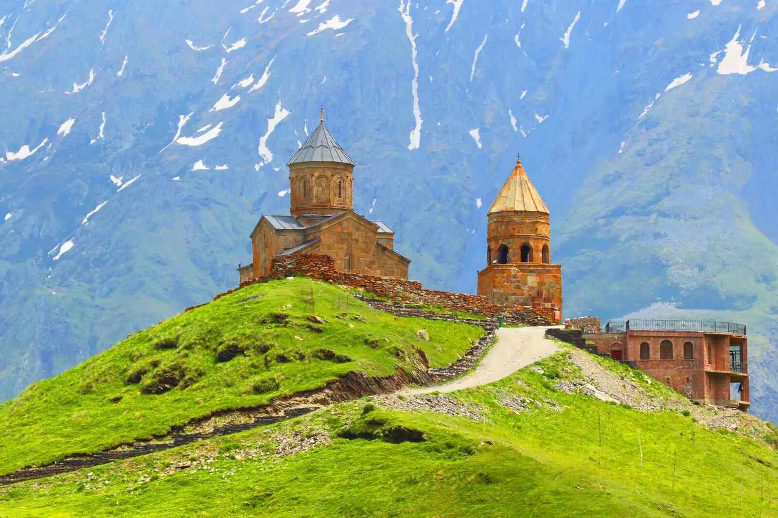 Georgia armenia. Гергетская Церковь Грузия. Степанцминда Церковь Святой Троицы. Троицкая Церковь в Гергети. Монастырь Гергети в Казбеги.