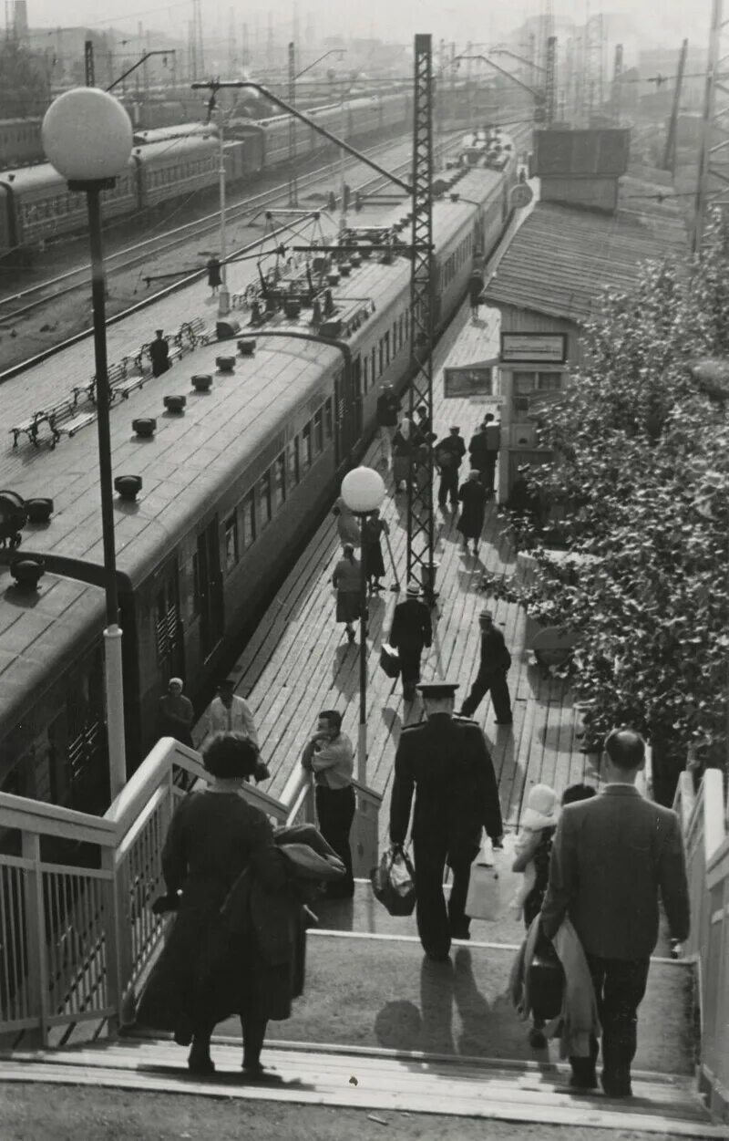 Московское метро в 1949. Московские рабочие 1960-е. Школы рабочей молодежи в ссср. Средний класс эстония 1930-е. Семья 1930.