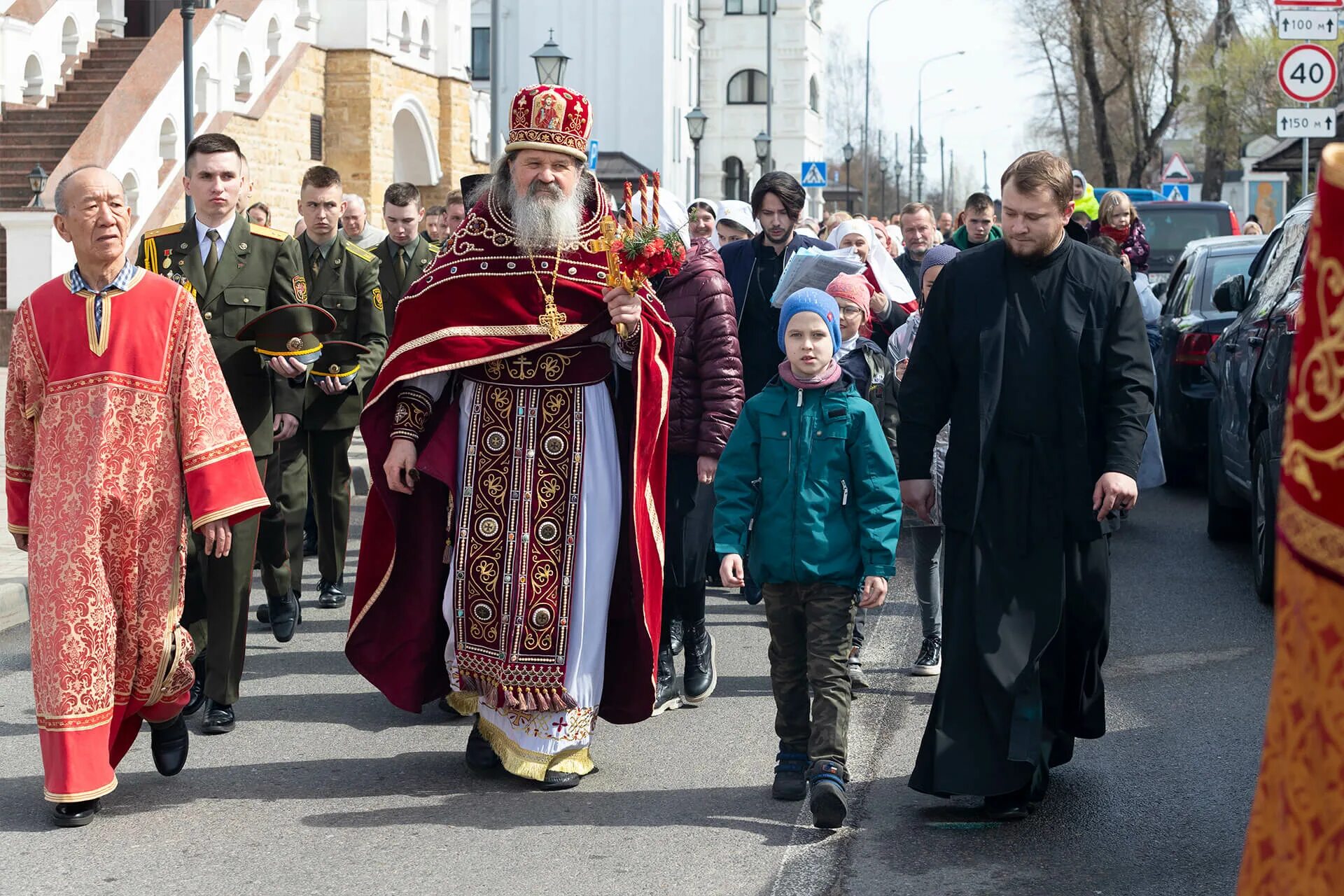 Звон на богослужение. Пасхальное одеяние священника. Облачение священника на Пасху. Облачение батюшки на Пасху. Крестный ход.