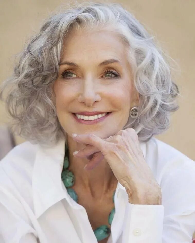 Картинки женщин 50. Модель 60+ Барбара. Дафна Хикс Grey hair. Дженнифер Уиллис Седые волосы. Красивая пожилая женщина.