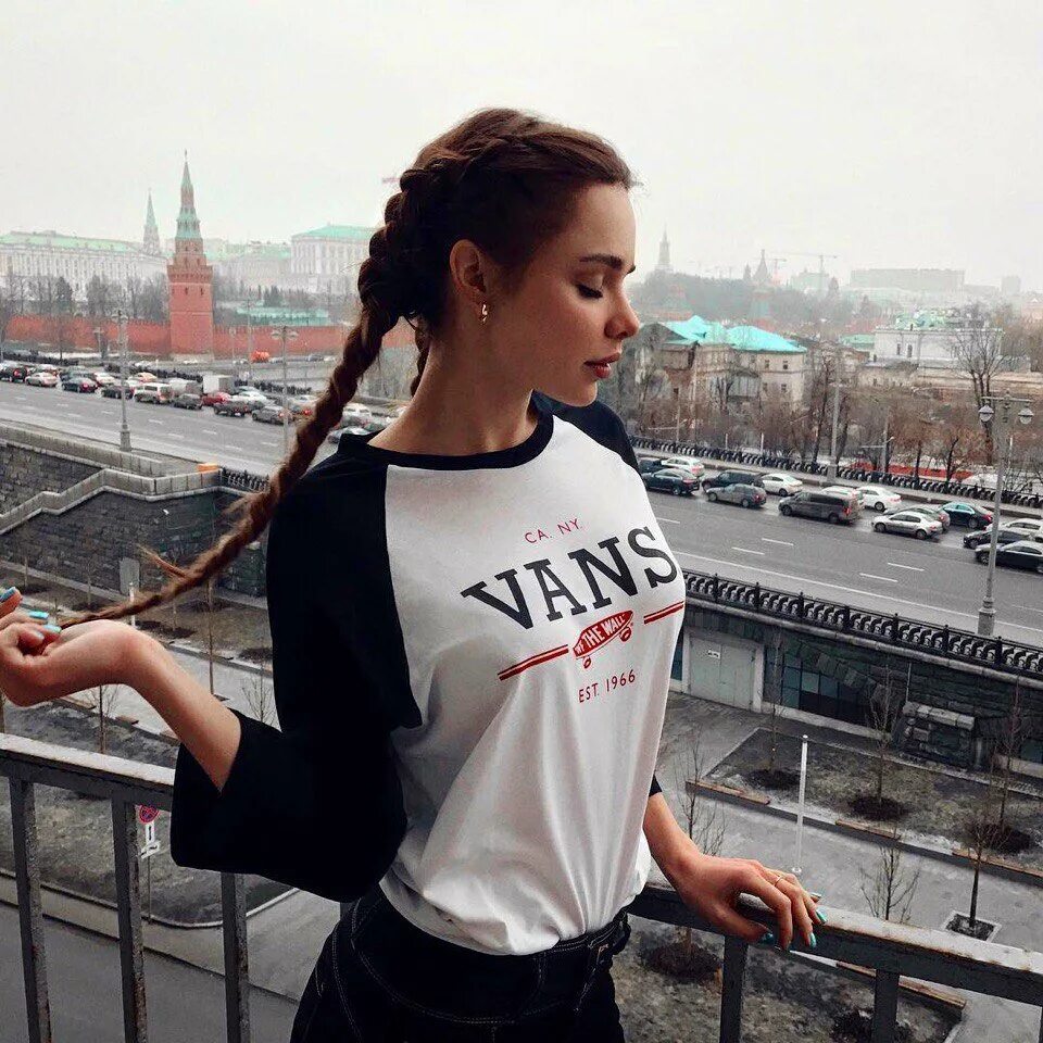 А там девчонка