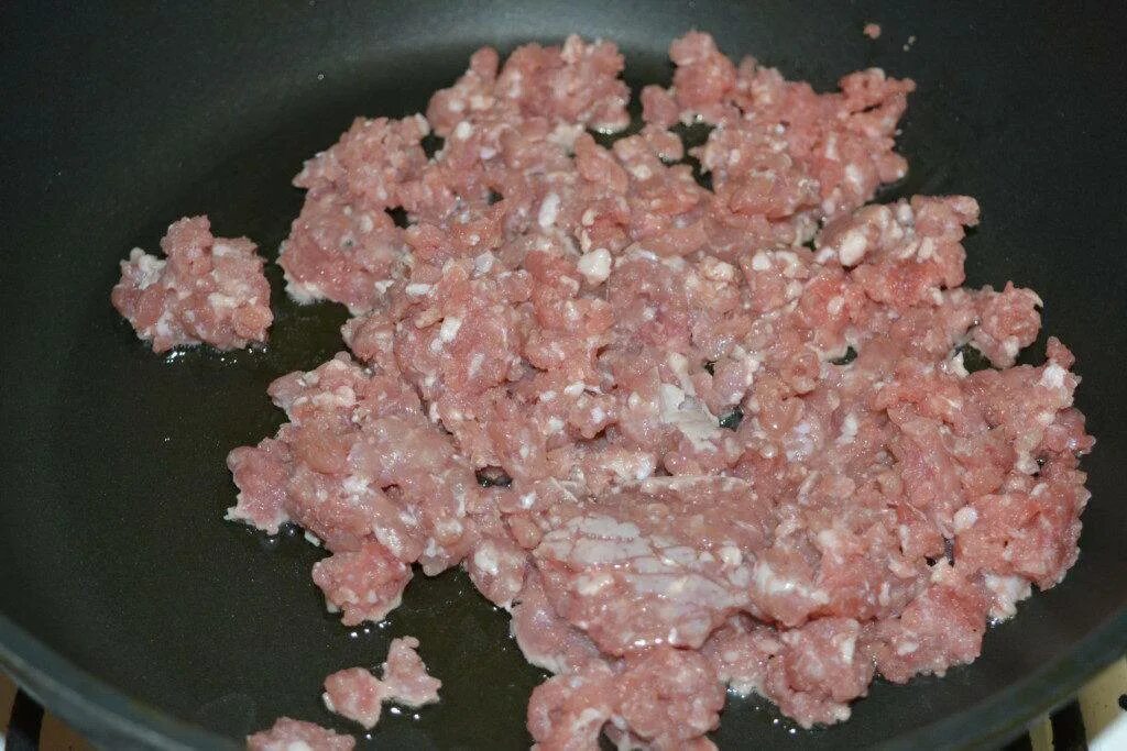 Как вкусно потушить фарш. Капуста с фаршем. капуста с фаршем на сковороде. фарш тушеный. тушёный фарш фото.
