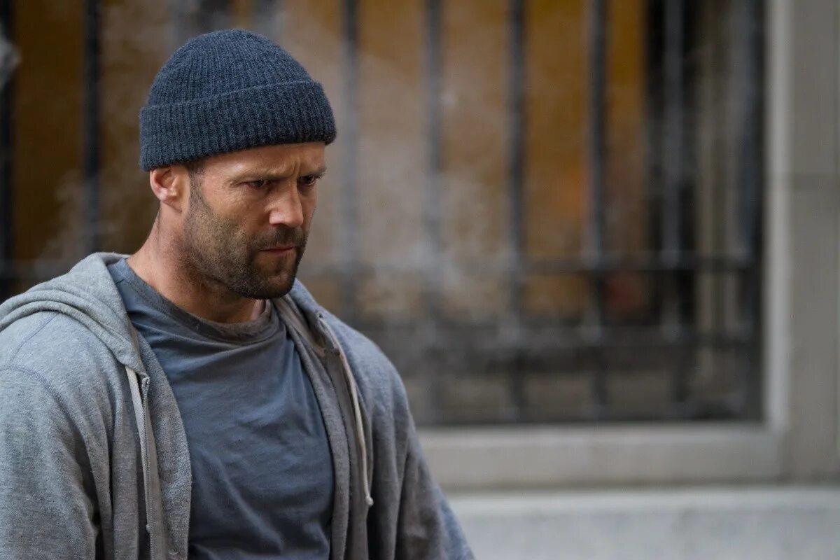 защитник со стетхемом. джейсон стэтхэм в шапке. джейсон стэйтем фильмы защитник. зашитныик чксон стетхон. фильм защитник защитник 2012.