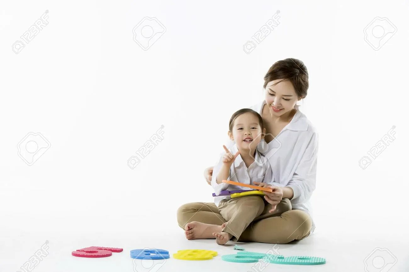 The boy is sitting the girl. Boy sitting on mother beach. Девочки и мальчики сидят фрукты. Табурет мальчик девочка. Девочка сидит на мальичке.