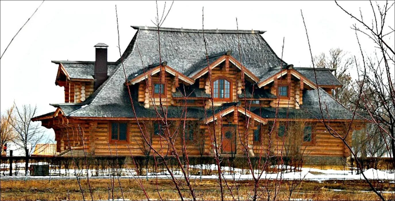 Старинки дом. Старая деревянная крыша. дом в старину. деревянный дом в русском стиле со светелкой в крыше. светелка на крыше деревянного дома.