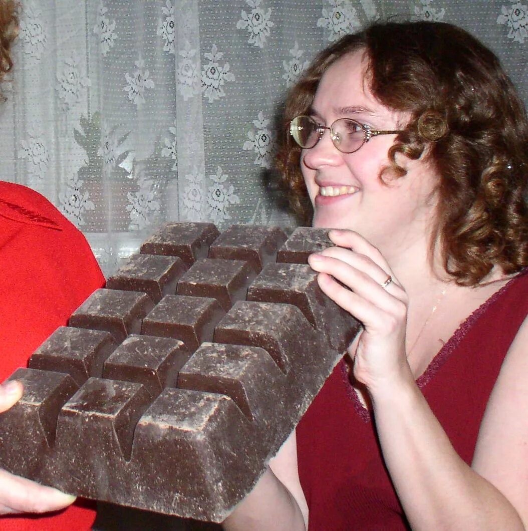 Шоколад бол. Огромная плитка шоколада. Конфеты большие шоколадные. Огромная шоколадка. Гигантская плитка шоколада.