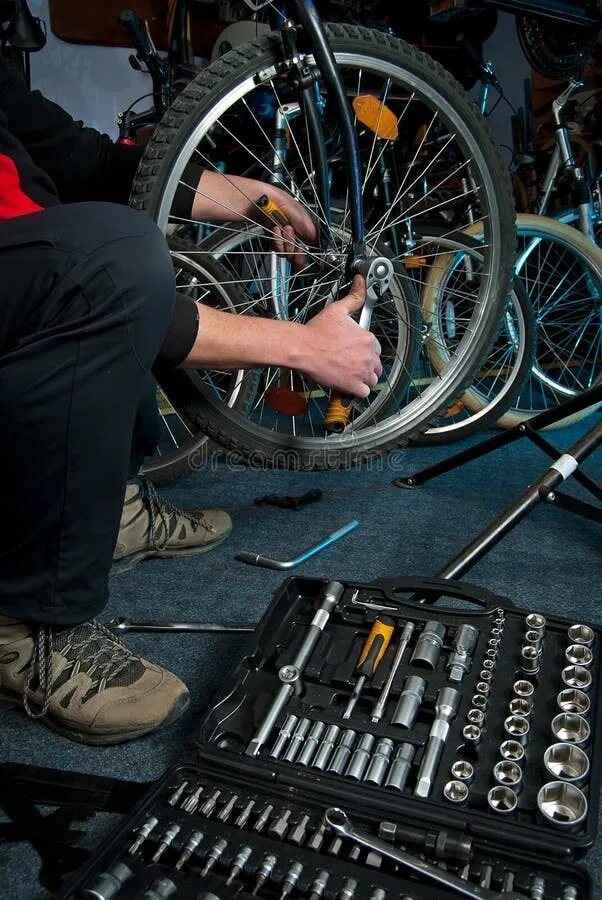 Ремонт велосипедов. Ремонтирует велик. Bicycle repair service. Ремонтирует велик. Ремонтировать велосипед.