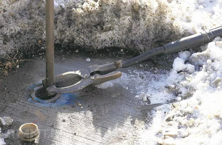 Разморозка водопровода. Трубки для разморозки труб. Перемерзла вода что делать. Замерзла незамерзайка в бачке. Замерзла вода в двигателе последствия.