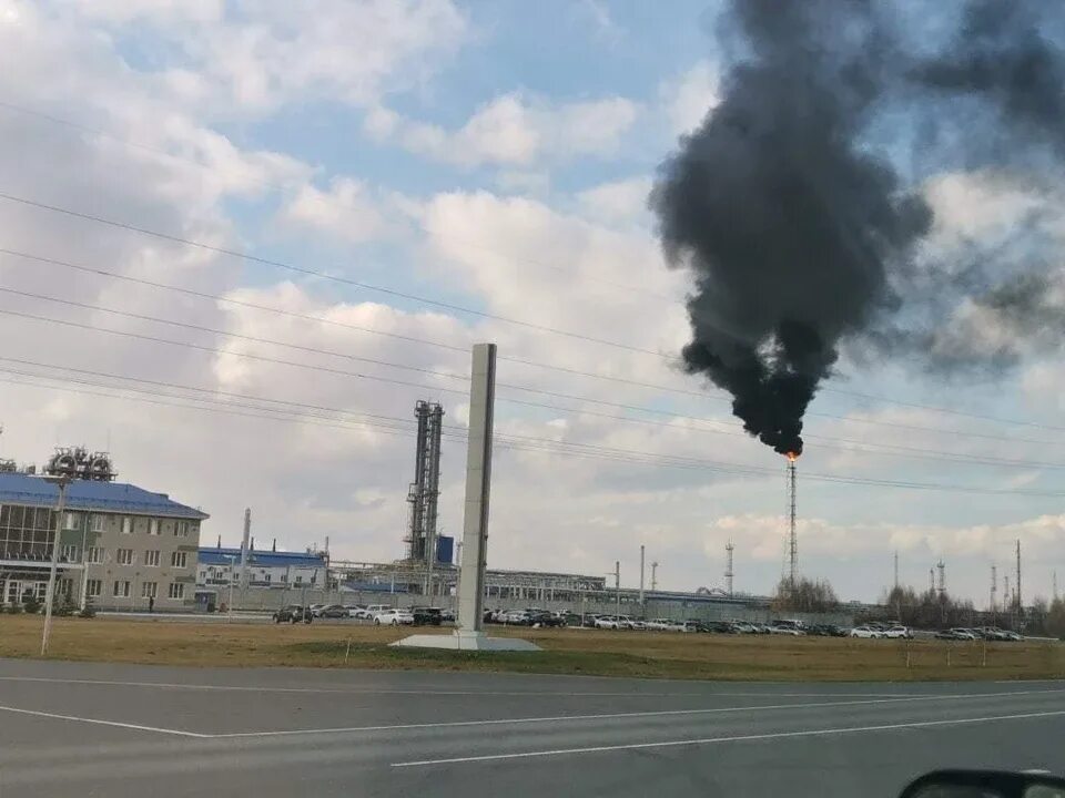 Завод Полиом Омск дым. Полиом факел черный дым. Выбросы в Омске. Дым из труб заводов. Черный дым сегодня