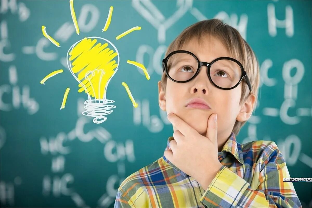 изучение чего то нового. смешанная реальность. виртуальная реальность компьютер. человек в режиме многозадачности. очки смешанной реальности.