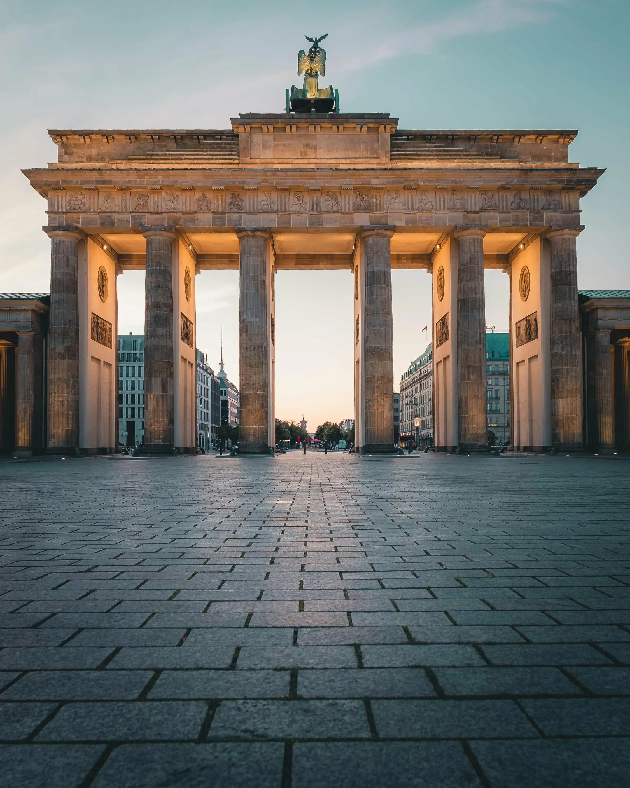 Германия основное. Германия Берлин Бранденбургские ворота. Достопримечательности Берлина Бранденбургские ворота. Арка Бранденбургских ворот Берлин. Брандербурски еворота.
