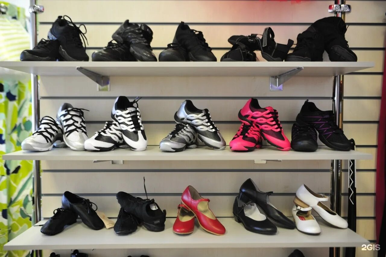 Магазин обуви для танцев. Магазин танцевальной одежды. Флик фляк магазин. Стеллаж кроссовок для танцев.
