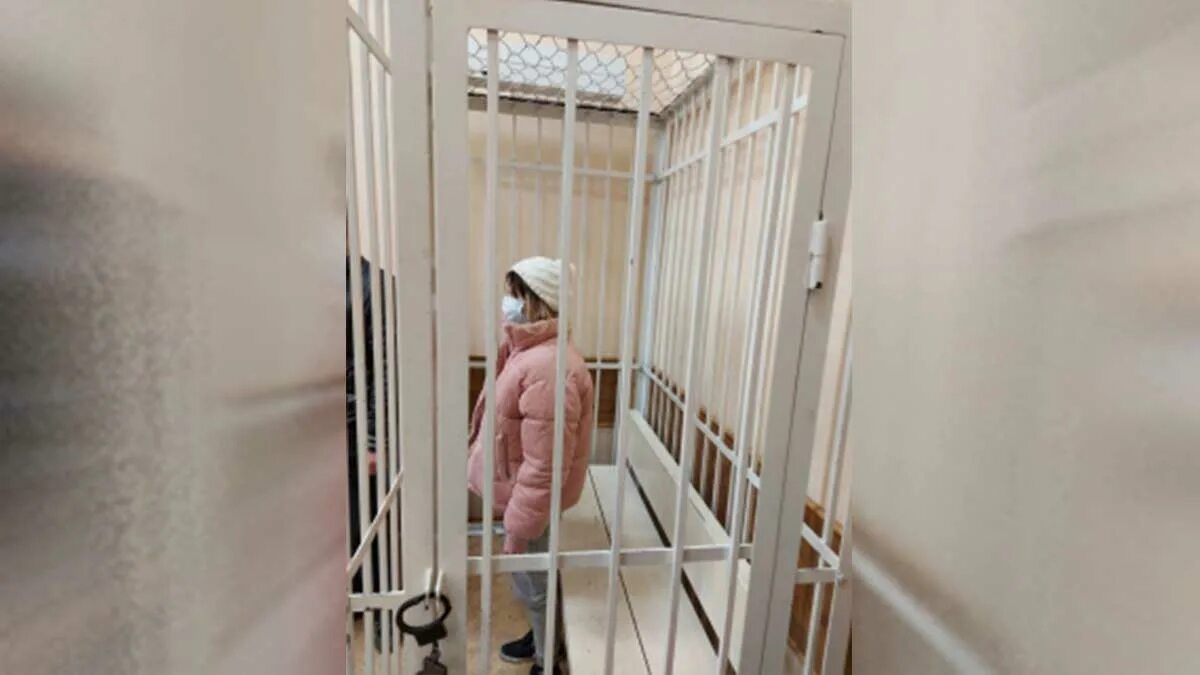 Застрелил девушку с дробовика. Девушка устроила стрельбу в детском саду. Красноярск девушка с ружьем в детском саду. Нападение на школу в ивантеевке. Подростки избили девочку.