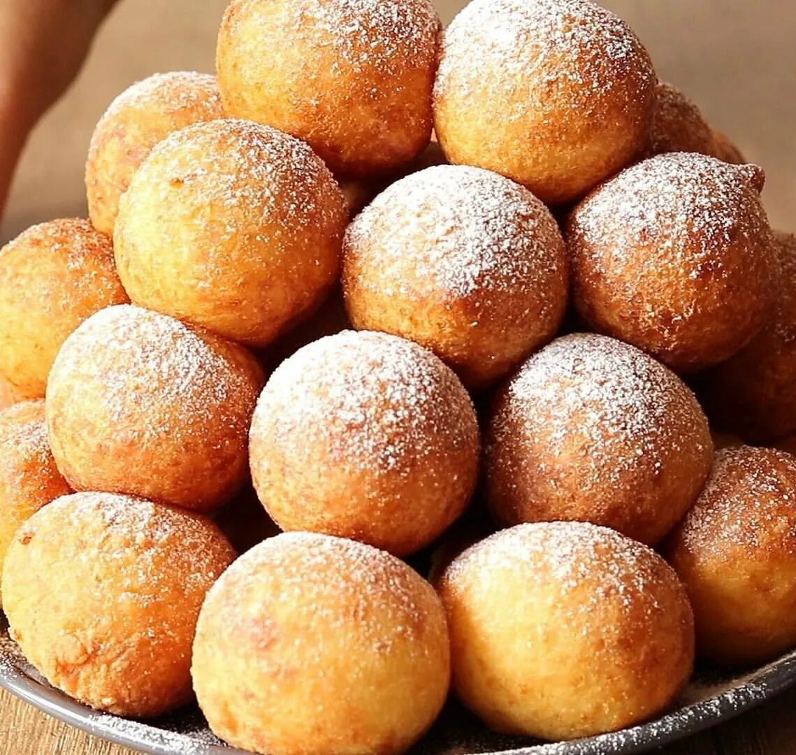 Творожные пончики. Творожные шарики. Творожные пончики жареные. Творожные пончики в сахарной пудре. Творожные пончики.