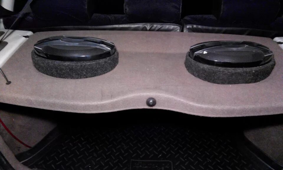 Подиумы под овалы уаз 469. Подиум для динамиков заз 1102. Овалы в полку. Установка овалов. Калина 1118 задние динамики.