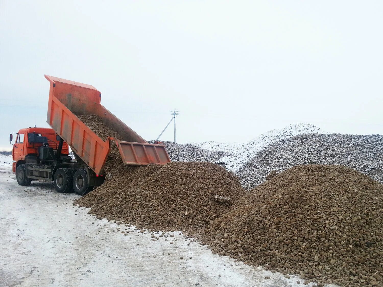 Для перевозки 980 тонн щебня. КАМАЗ самосвал песок щебень. Самосвал с гравием. Машина с щебнем. Самосвал с песком.