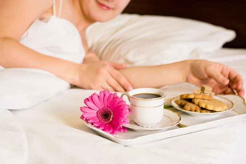 Спать после завтрака. Кофе в постель. Кофе в постель для любимой. Чай в постель девушке. Утро кофе в постель.
